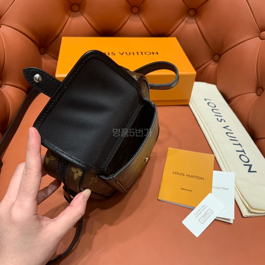 루이비통 크리스토퍼 웨어러블 월렛 M69404 상품 이미지 9